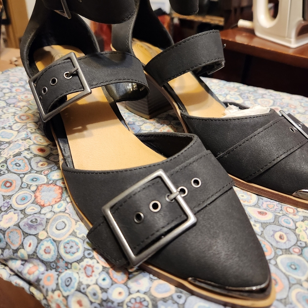 NWOT Scoop three strap block heel sandals and metal plated toes. Rear zipper.
